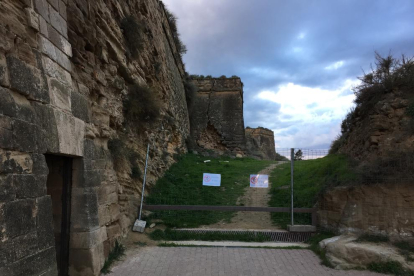 Vallan un camino de acceso a la muralla de la Seu por desprendimientos