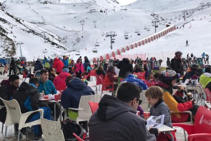 Esquiadors a la terrassa de la cafeteria de Boí Taüll ahir al matí.