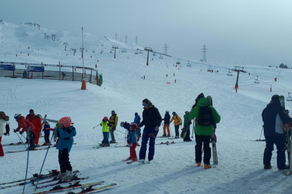 Esquiadors a la terrassa de la cafeteria de Boí Taüll ahir al matí.