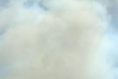 Un bomber en les tasques d’extinció ahir a Cervera.