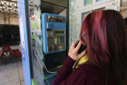 Uno de los teléfonos públicos de pago que quedan en la ciudad de Lleida.