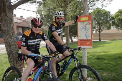 Ciclistes de l’associació L’Aspardenya d’Alcarràs al punt de partida d’una ruta de BTT.