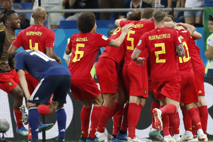 Els jugadors belgues celebren la classificació per a quarts, on els espera el Brasil.