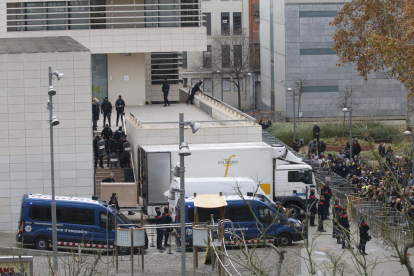 Imagen del pasado 11 de diciembre, en el momento en el que la Guardia Civil retiraba las obras de Sigena del Museu de Lleida. 