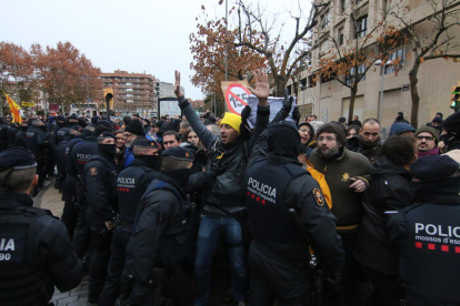 Carga de los Mossos en la rambla Aragó contra manifestantes.