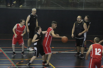 Una acción de uno de los partidos que se disputaron ayer en el Pabellón Juanjo Garra.