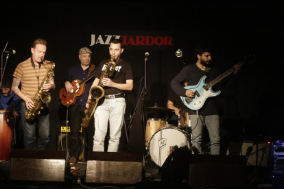 El saxofonista Dani Nel·lo cerró ayer la XXV edición del Festival de Jazz de Lleida en el Cafè del Teatre. 