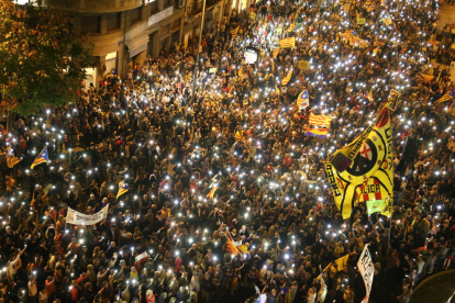 Milers de persones es van manifestar ahir a Lleida en el primer aniversari del referèndum de l’1-O.