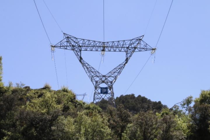 Líneas de alta tensión del Pirineo incluyen cables de fibra óptica para dar conexión a las hidroeléctricas.