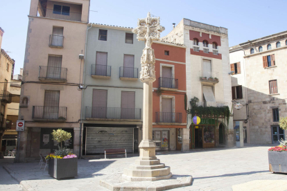 La rèplica de la creu de terme a la plaça Major de Tàrrega.