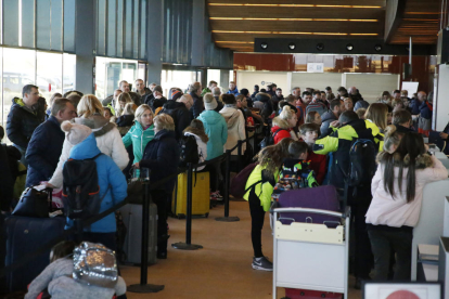 Imagen de los esquiadores que ayer regresaron al Reino Unido desde el aeropuerto de Alguaire.