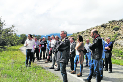 Les autoritats participants en la trobada de Barbastre i els assistents que van anar a veure ‘in situ’ la via de Sant Esteve (dreta).