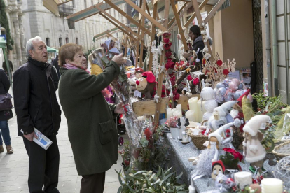 Desenes de persones van visitar ahir el Mercat de Nadal de Cervera.