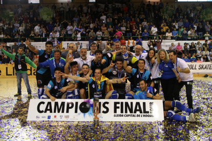 La plantilla del Lleida Llista, celebrando el título de campeones de la CERS el pasado mes de abril en el Onze de Setembre.