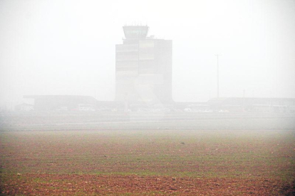 El aeropuerto de Alguaire, cubierto por la niebla el pasado domingo.