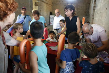 L’alcalde accidental, Rafel Peris, en un taller infantil que es va celebrar ahir al castell de Gardeny.