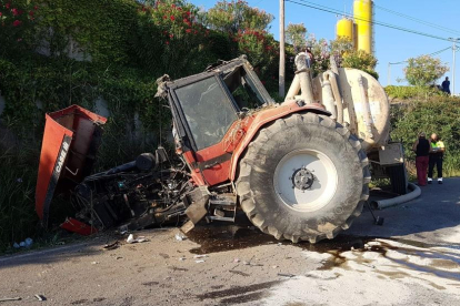 Estat en el qual va quedar el tractor després de l’accident, que es va produir dimarts a la tarda.