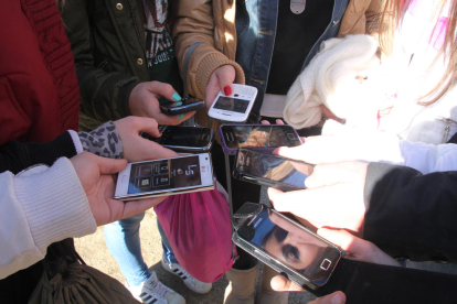 Imagen de archivo de unos adolescentes utilizando las redes sociales a través del móvil. 