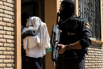 Imagen de una de las detenciones llevadas a cabo ayer, en Mataró, por la Guardia Civil.
