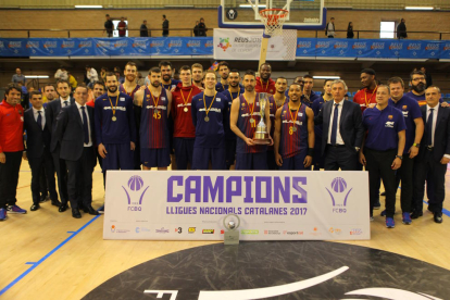 Els blaugranes posen amb el trofeu de campió i de MVP, que va ser per al croat Ante Tomic.