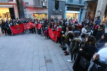 El col·lectiu marroquí de Lleida va tornar a protestar ahir davant de les portes de la Paeria.