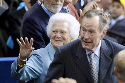 Imagen de George H. W. Bush con su esposa, fallecida en abril.