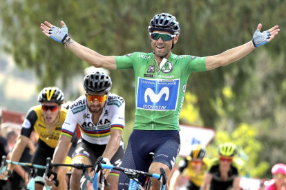 Alejandro Valverde celebra la victòria a l’entrar a meta.