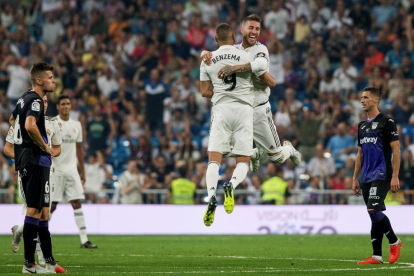 Benzema y Sergio Ramos celebran uno de los goles conseguidos.