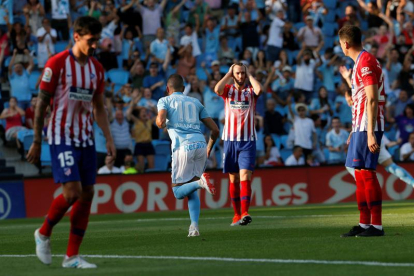 Iago Aspas celebra el gol que consiguió ayer en Balaídos, ante los decepcionados defensas atléticos.