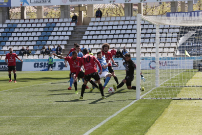 El Lleida va disposar d’ocasions molt clares per marcar davant el Formentera, però el porter Contreras va ser insuperable per als davanters del Lleida.