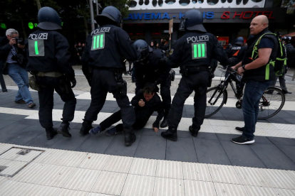 Policies redueixen una de les persones que van participar ahir en les marxes a la ciutat alemanya de Chemnitz.