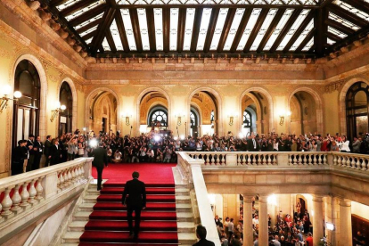 Carles Puigdemont va compartir ahir aquesta imatge de l’octubre, pujant l’escalinata del Parlament.