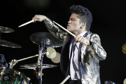 El guardonat cantant hawaià Bruno Mars, durant una de les actuacions.