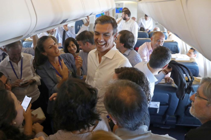 Pedro Sánchez, a la roda de premsa que va oferir ahir a l’avió de tornada de Llatinoamèrica.