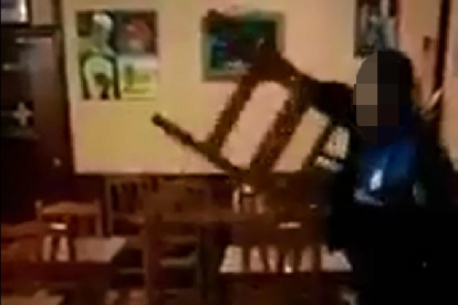 Fragmentos del vídeo en el que se ve a un urbano agrediendo a un joven, incluso con una silla. 