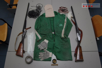 Al pis de dos dels acusats els Mossos van recuperar objectes amb què es va cometre l’assalt.