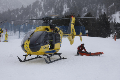 El helicóptero evacuó a la víctima al hospital de Andorra la Vella.