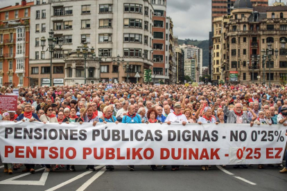 Un moment de la manifestació dels pensionistes que es va celebrar ahir a Bilbao.
