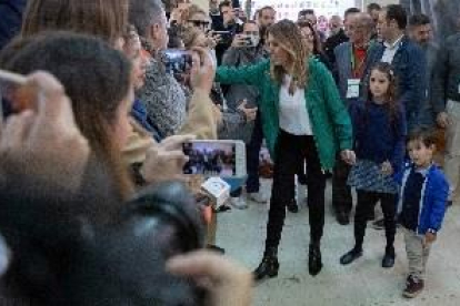 Dos apoderados de Vox increpan a Susana Díaz cuando acude a votar