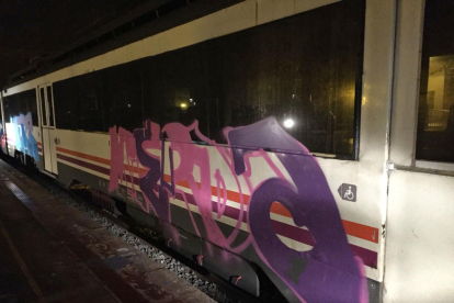 Una de las pintadas en un tren parado en la estación de Cervera. 