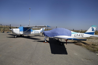 Imatge de dos avionetes de BAA Training a l’aeroport.