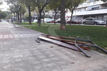 Banco destrozado a la plaza Orvepard de Pardinyes