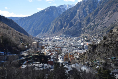 Vista d’Escaldes i d’Andorra la Vella, capital del Principat reconeguda a la Constitució.