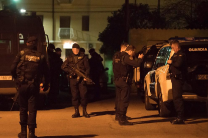 Guardias civiles armados, anoche, en el dispositivo de búsqueda del presunto agresor.