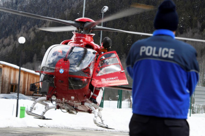 Los equipos de rescate caminan hacia la zona donde se produjo la avalancha en la que murieron tres españoles.
