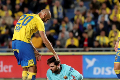 Gálvez consola Messi, caigut a terra, en una acció del partit d’ahir.