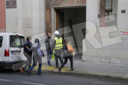 Una de les persones arrestades, Marlen Minguell, cap d'Organització i Gestió de la Diputació de Lleida, entra a l'edifici de la corporació provincial a primera hora del matí acompanyada per agents dels Mossos.