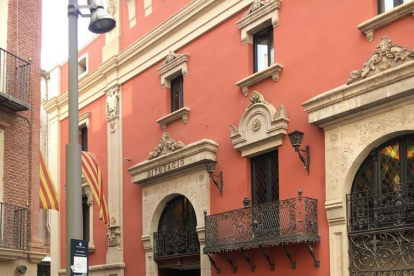 Mossos d'Esquadra a la porta de la Diputació del carrer del Carme.