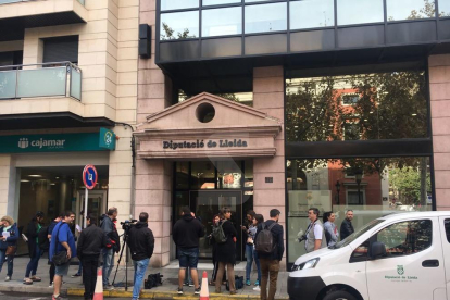 Expectació mediàtica a la porta de la Diputació de Lleida