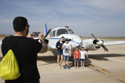 Imagen de las avionetas que se encuentran expuestas en la plataforma del aeropuerto de Alguaire.